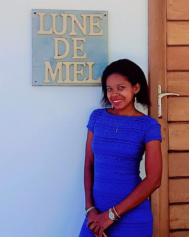 Alicia, votre gouvernante, devant la plaque Lune de Miel