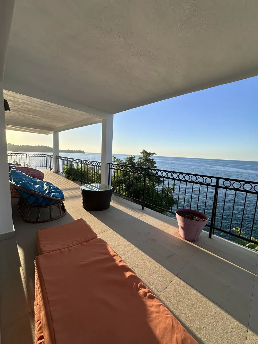 La terrasse et la vue mer panoramique