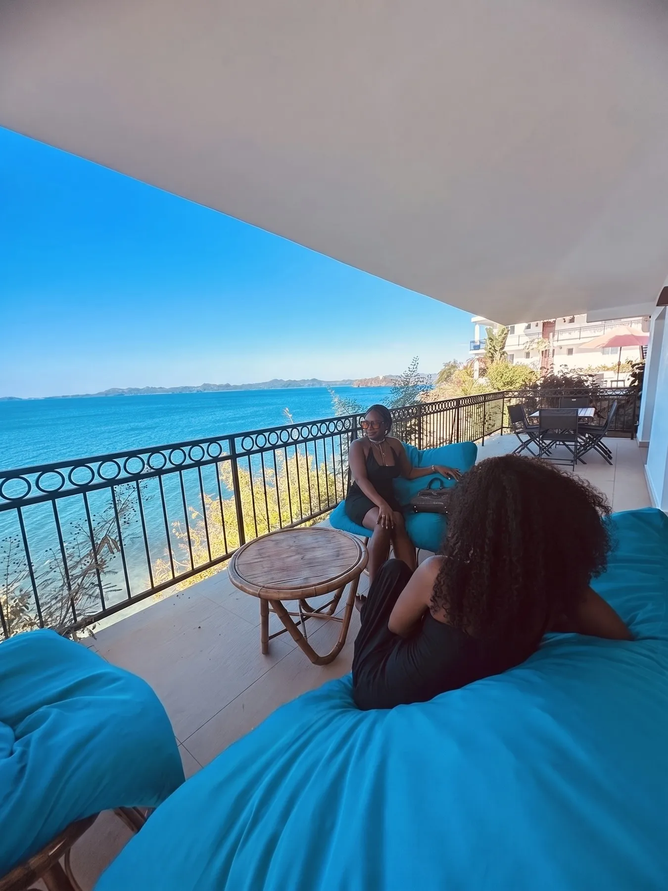 Clair de Lune — moment de détente sur la terrasse face à la mer