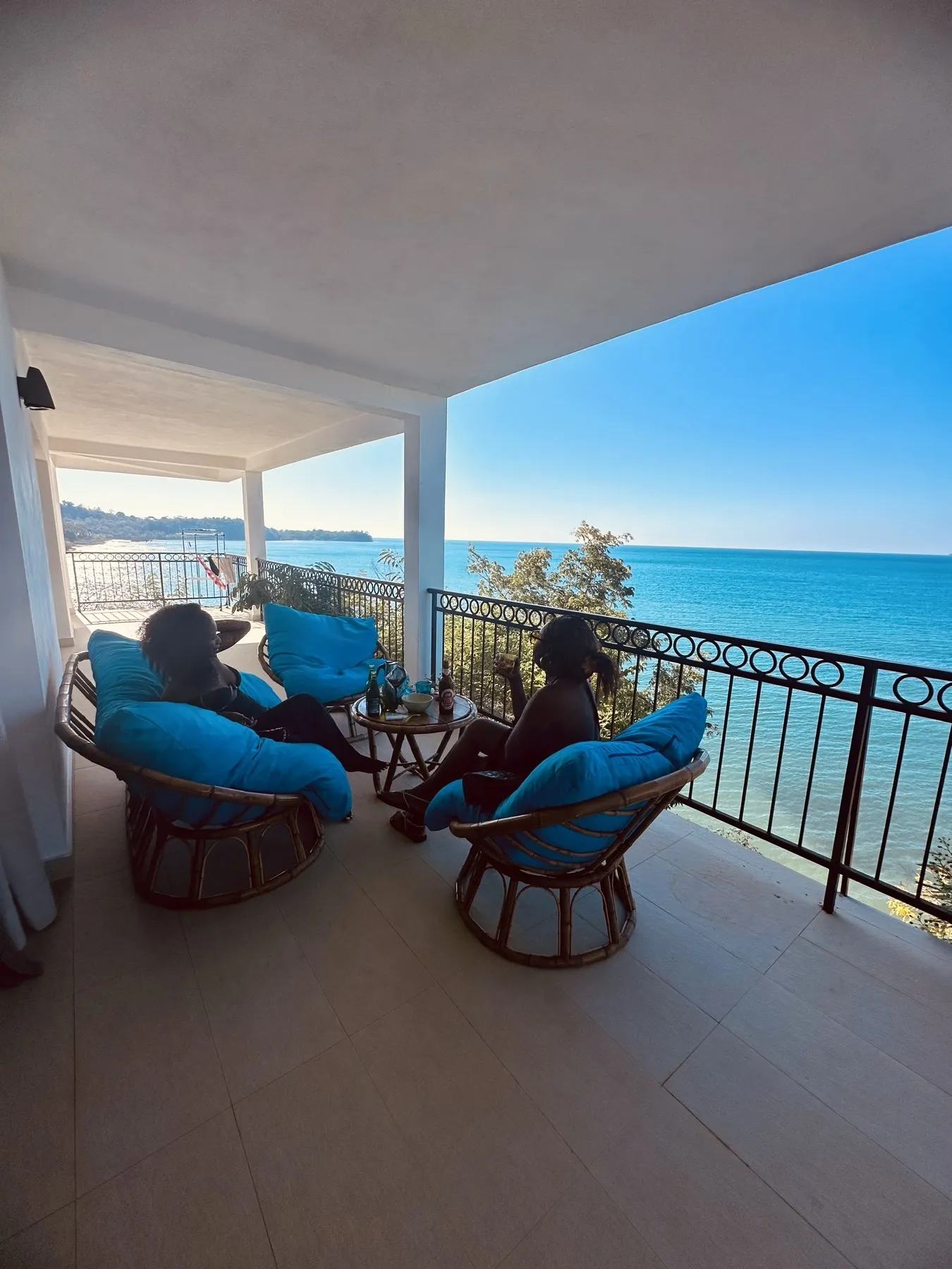 Clair de Lune — discussion dans les fauteuils de la terrasse