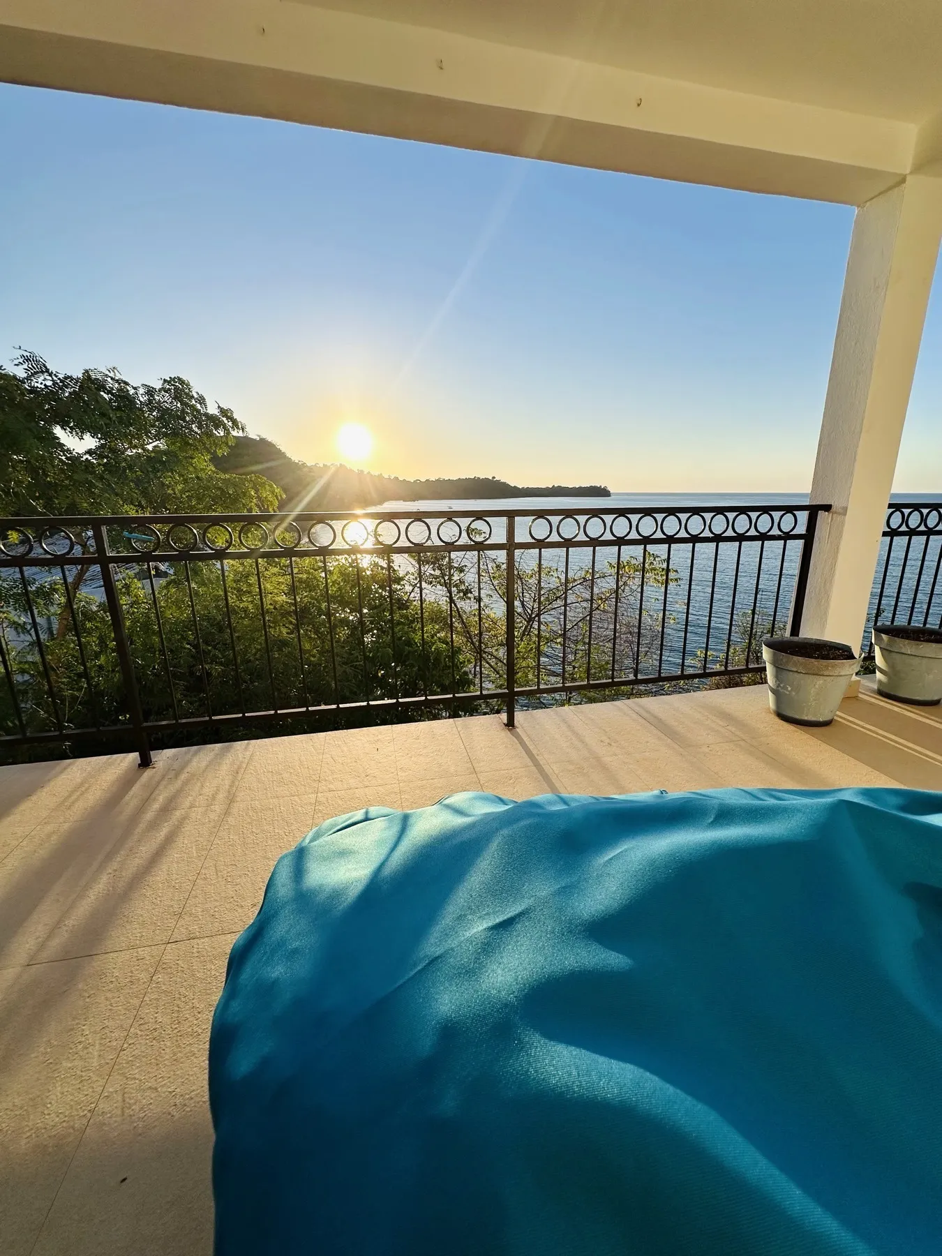 Clair de Lune — le soleil sur la baie depuis la terrasse