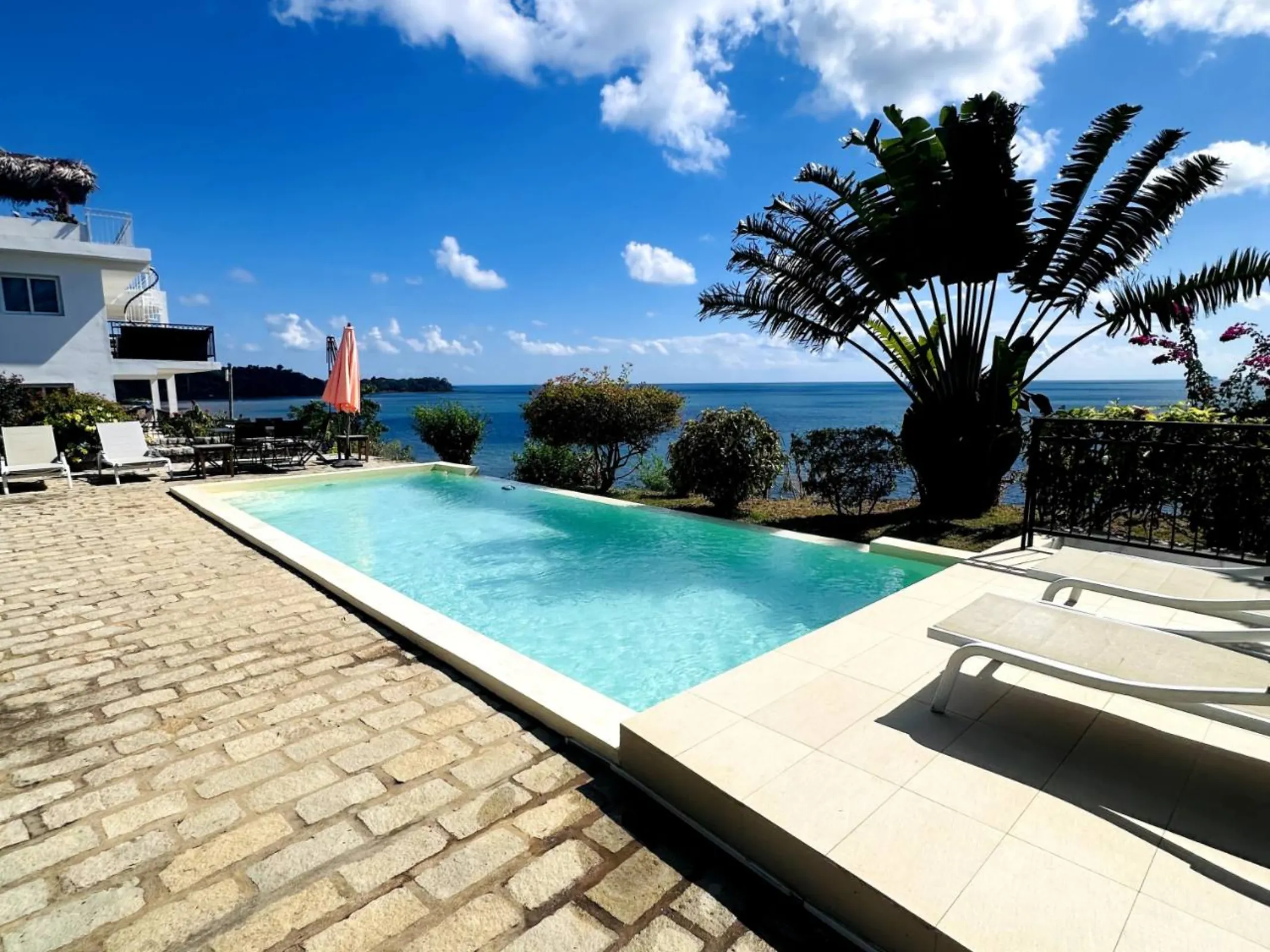 La piscine à débordement face au lagon