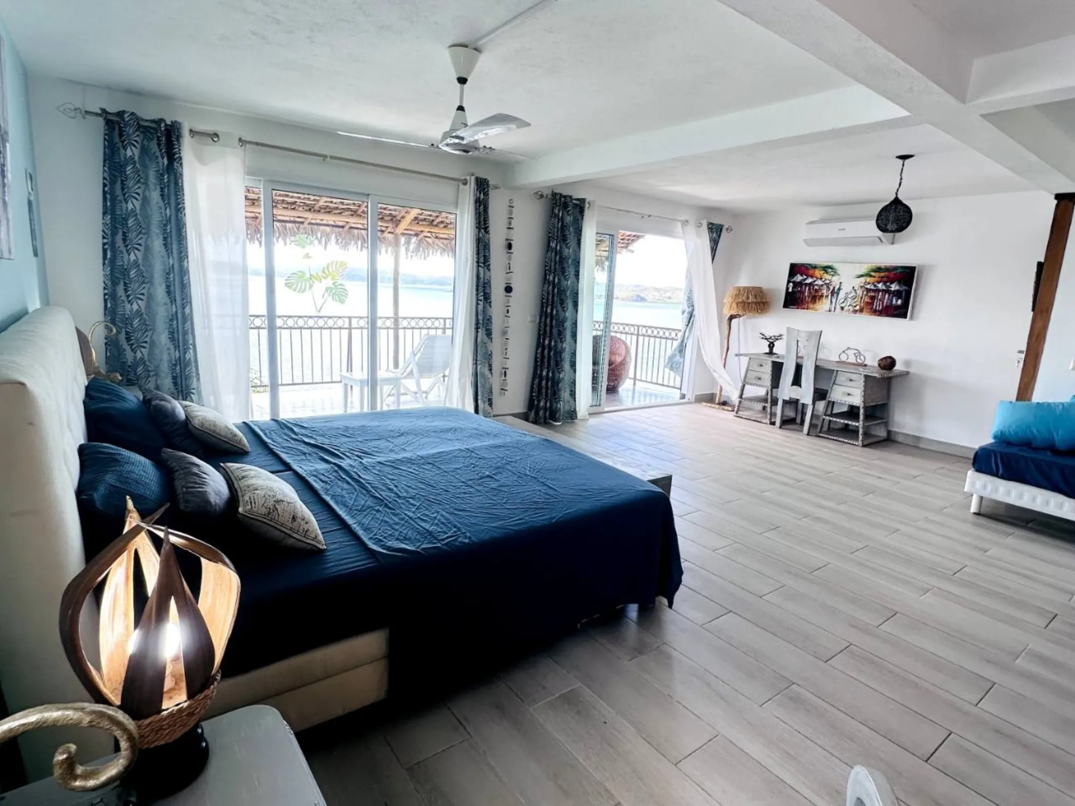 Chambre lumineuse ouverte sur la mer