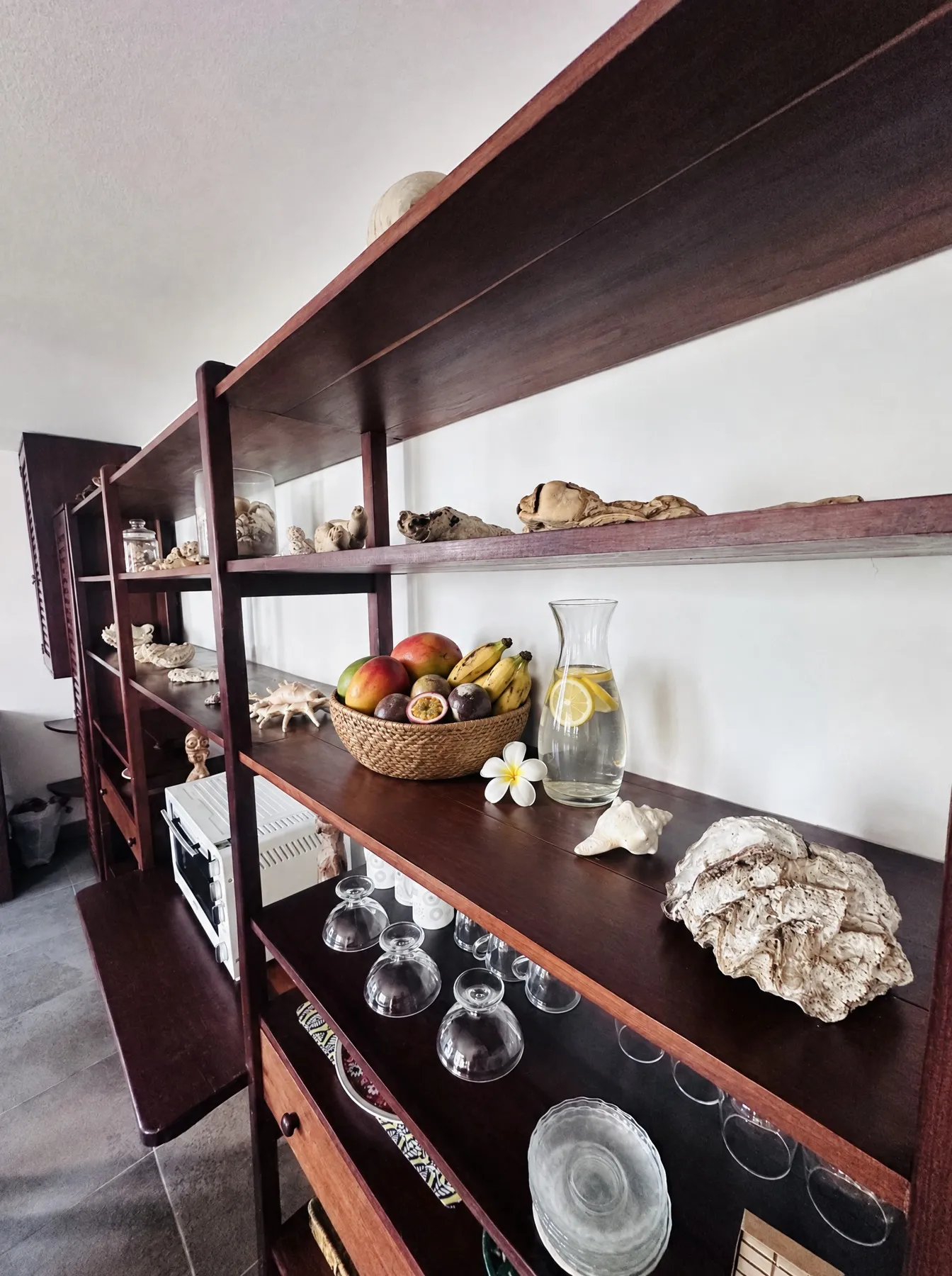 Lune de Miel — fruits frais et coquillages sur les étagères