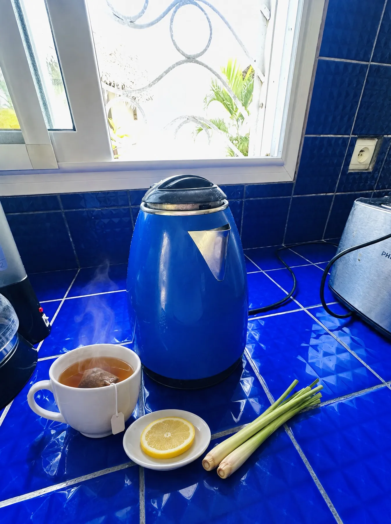 Lune de Miel — une tasse de thé à la citronnelle
