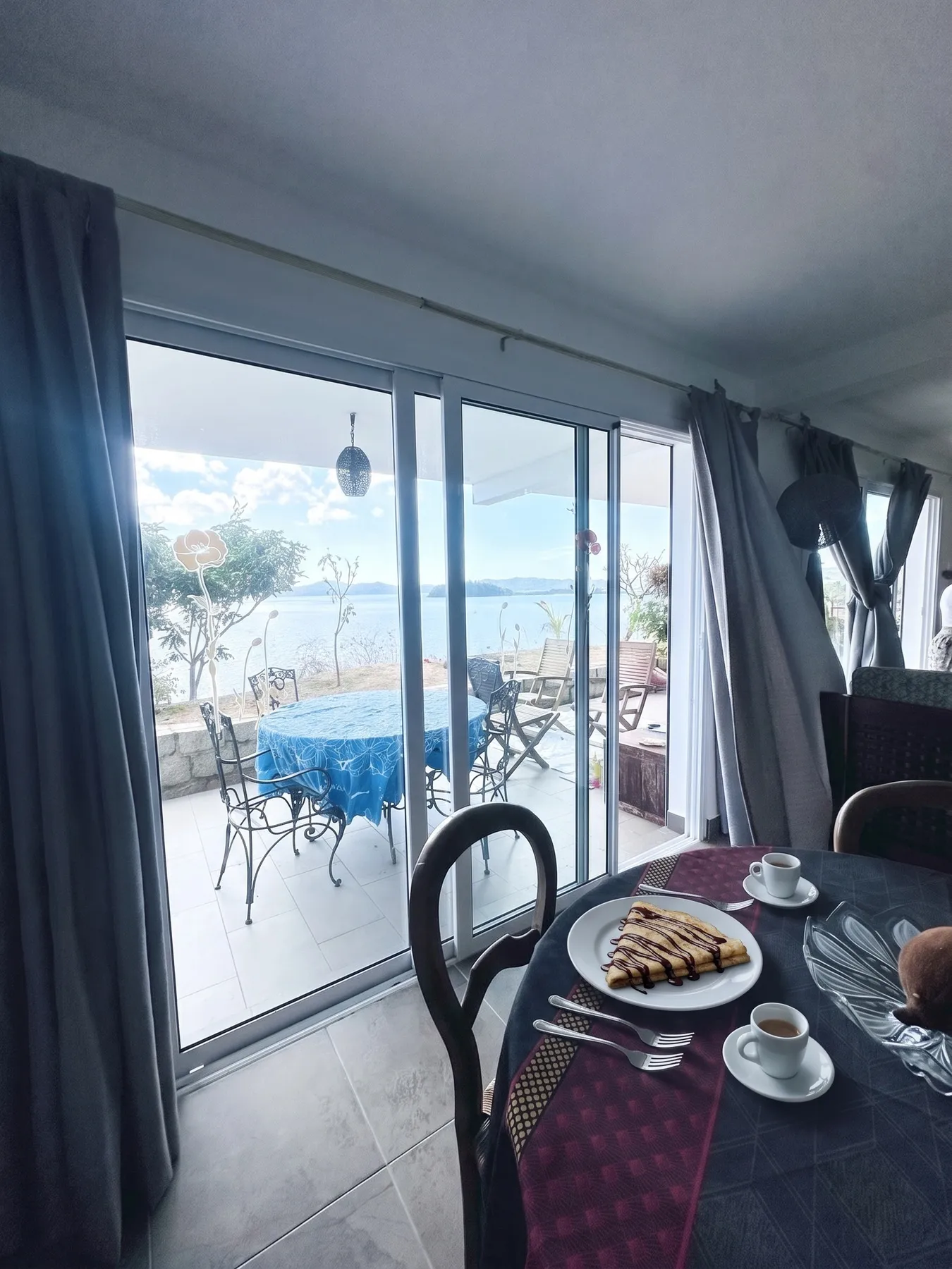 Lune de Miel — crêpe au chocolat et cafés face à la terrasse et à la mer