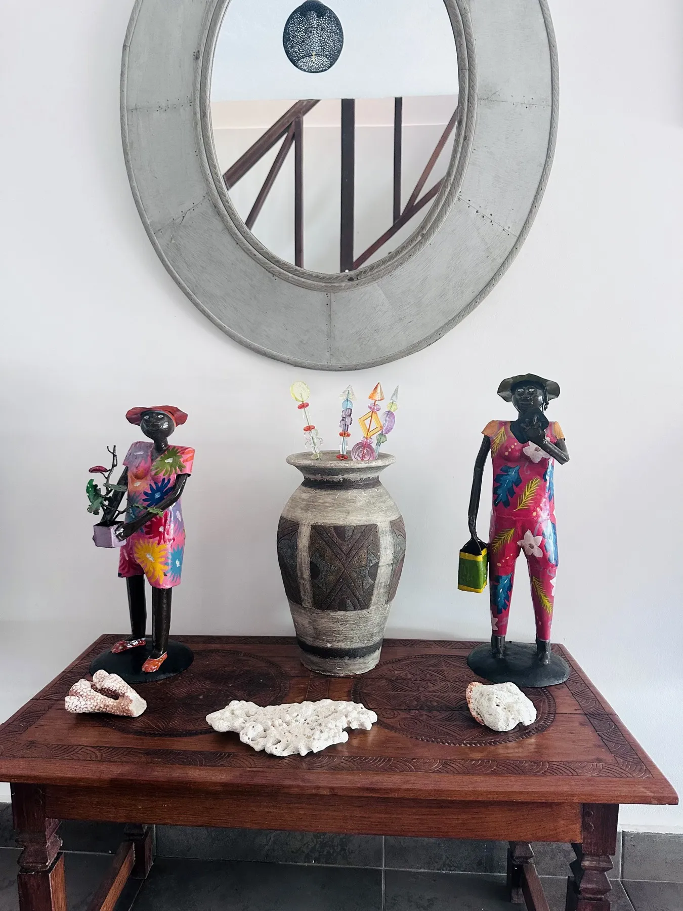 Lune de Miel — les statuettes malgaches sur la console
