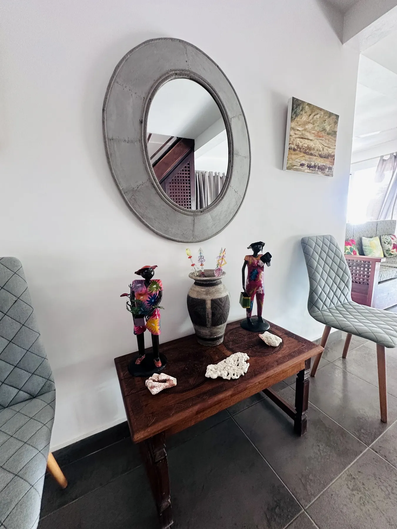 Lune de Miel — le miroir et la console décorée
