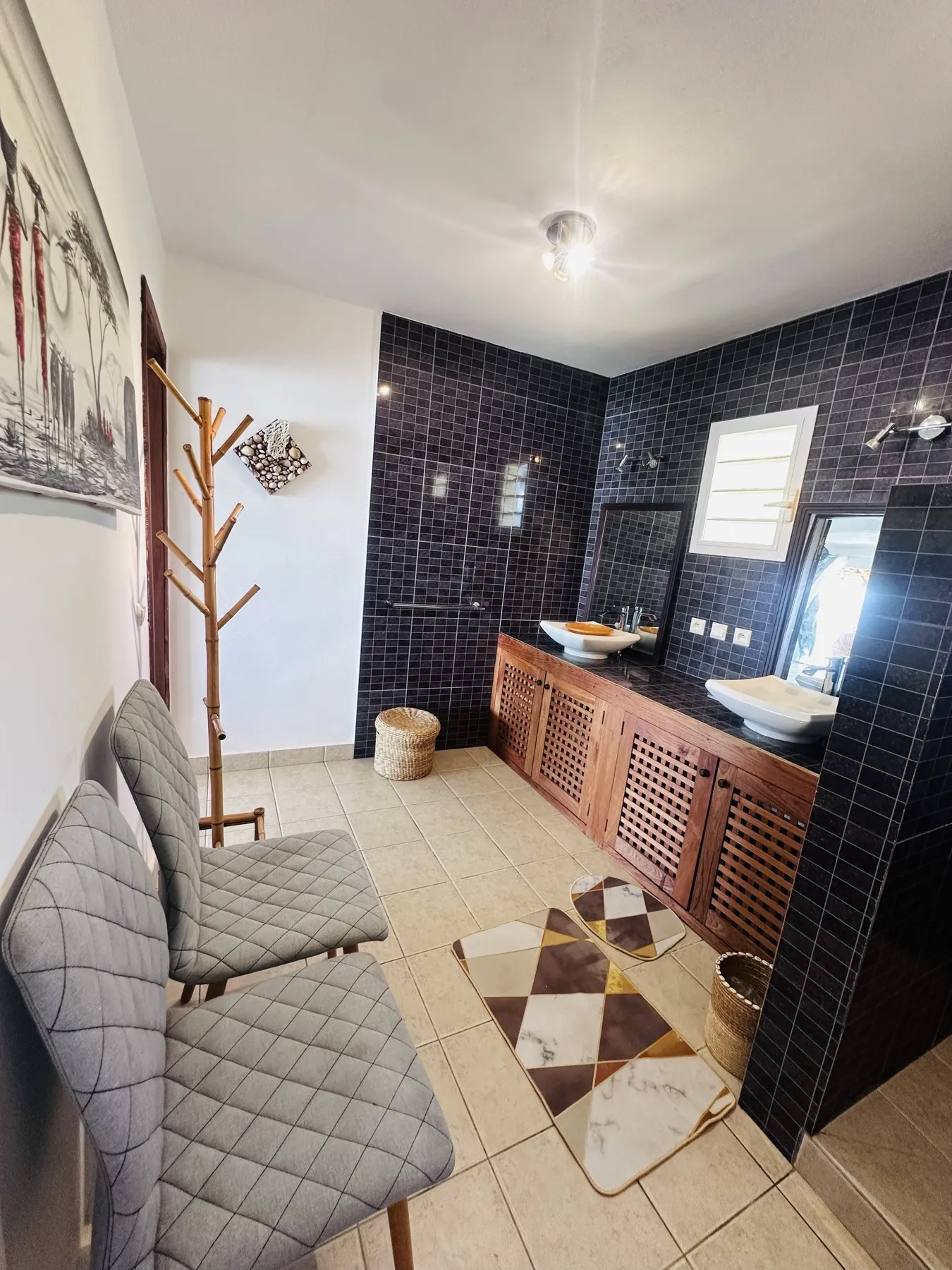 Lune de Miel — la salle de bain vue depuis l'entrée