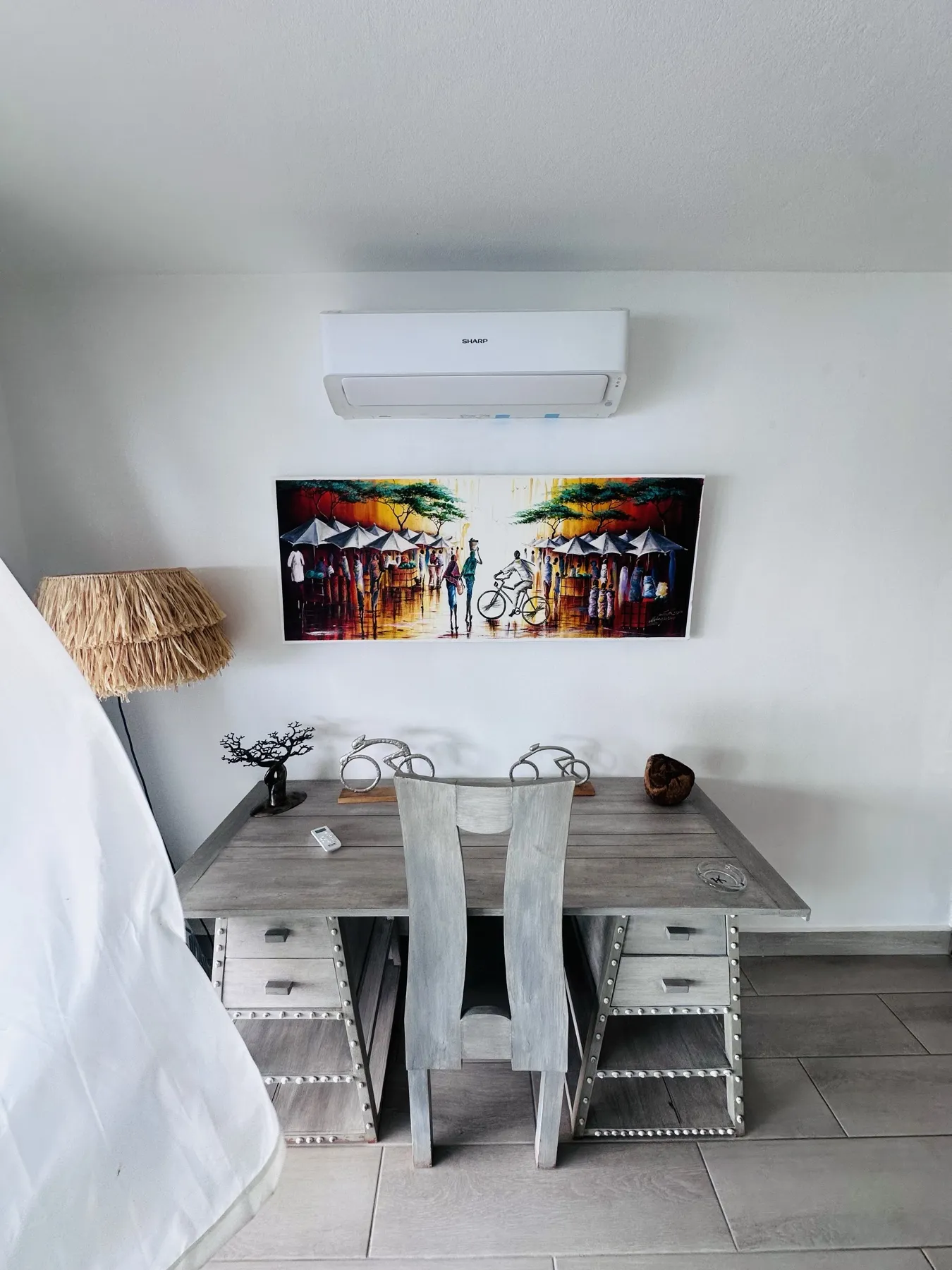 Lune de Miel — le bureau, la clim et le tableau