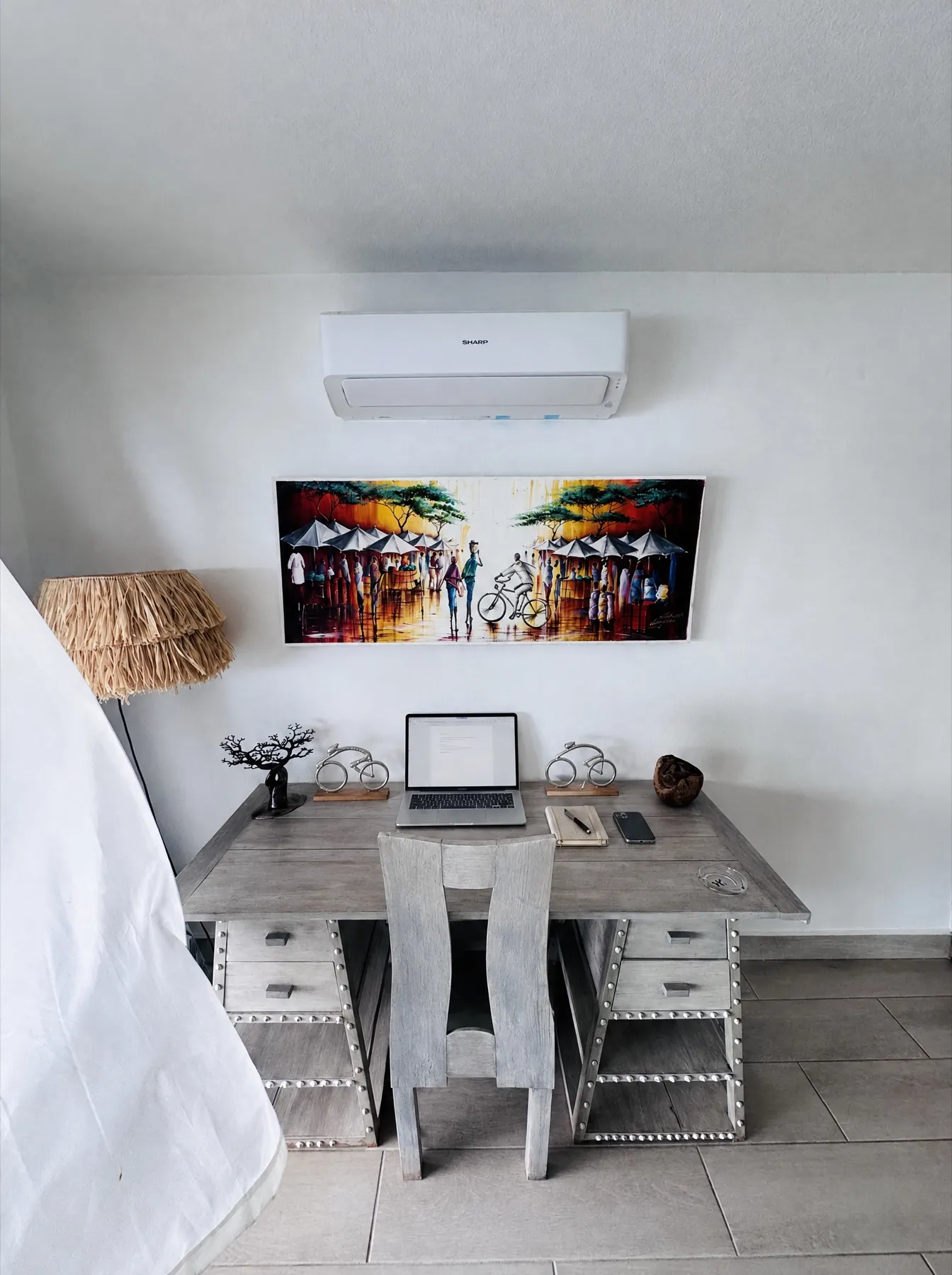 Lune de Miel — le poste de travail sous le tableau et la clim