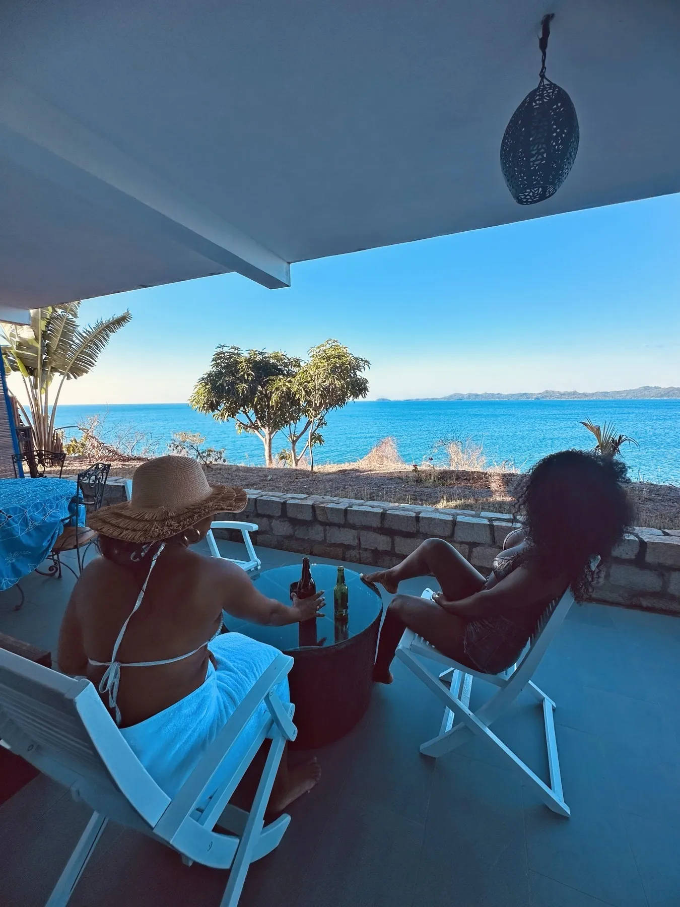 Lune de Miel — l'apéro sur la terrasse couverte, face à la mer