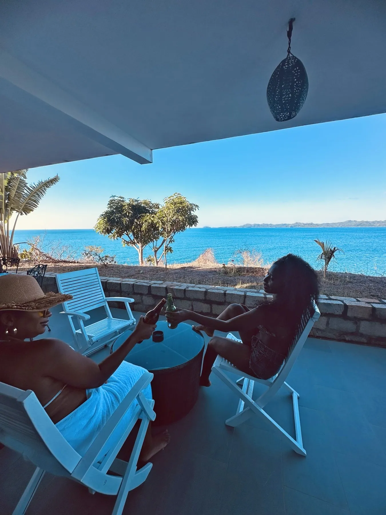 Lune de Miel — trinquer face à la mer, à l'ombre de la terrasse
