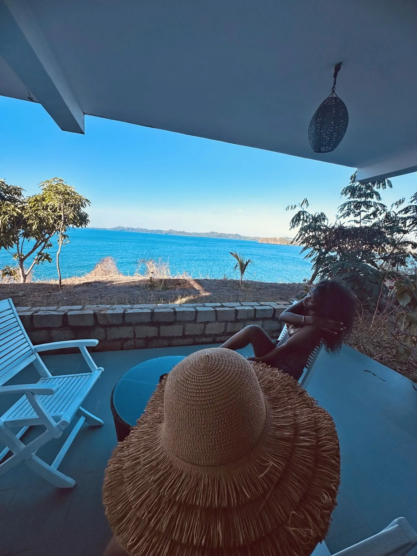 Lune de Miel — détente sur la terrasse avec vue sur la baie