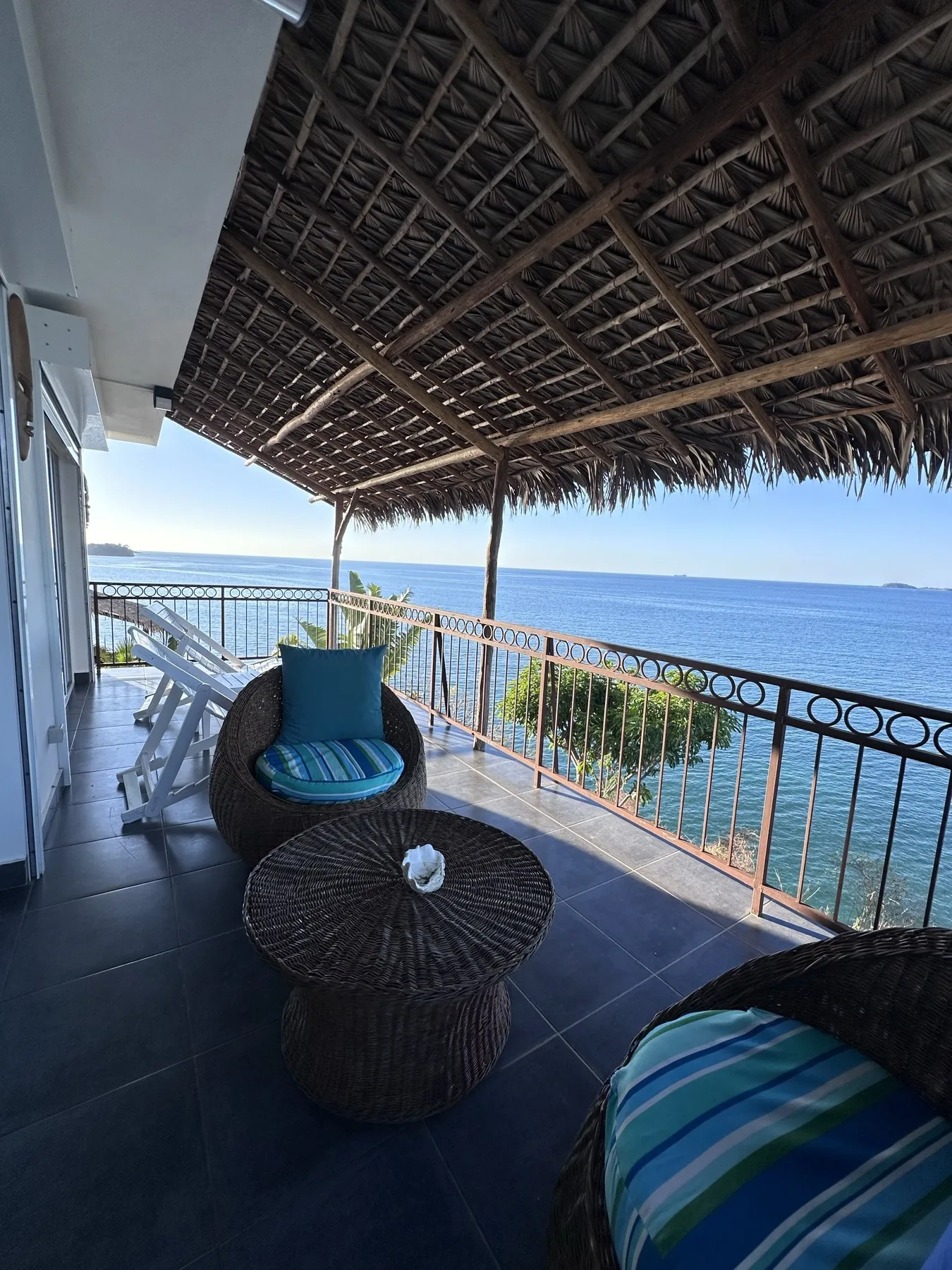 Lune de Miel — les fauteuils en rotin et la vue sur la baie