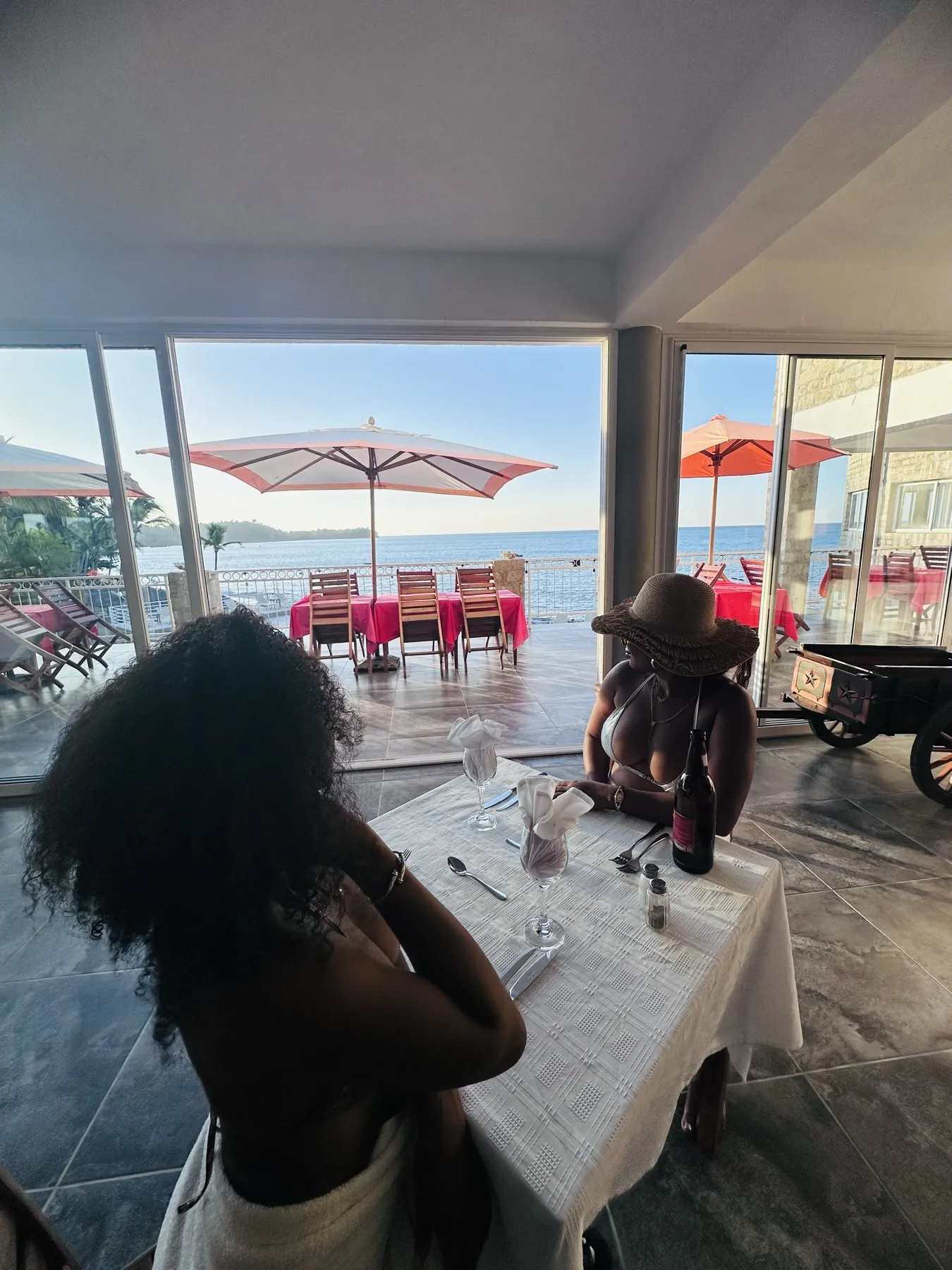 Une table au restaurant Orangea, vue sur la plage