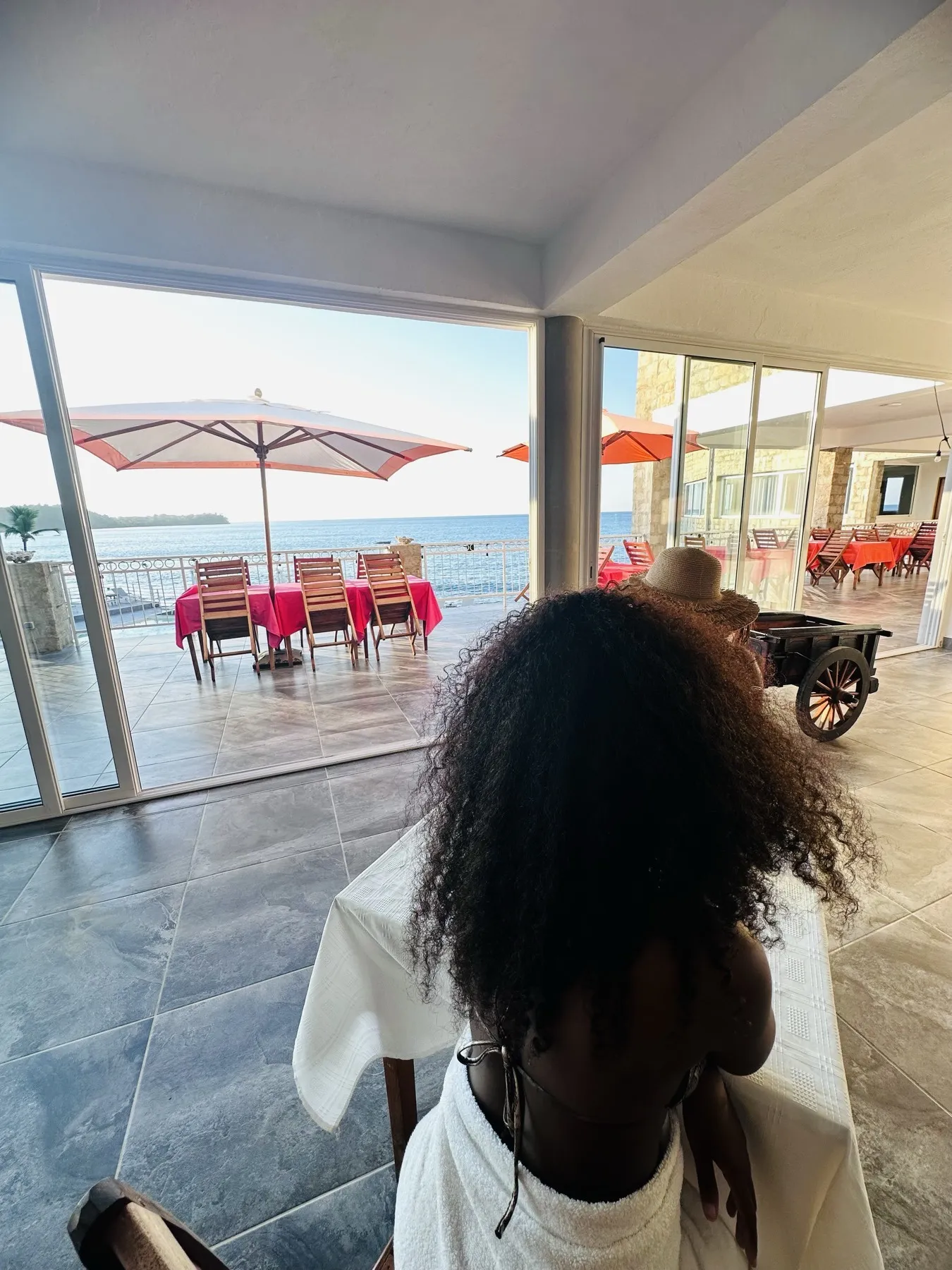 La terrasse du restaurant Orangea face à la mer
