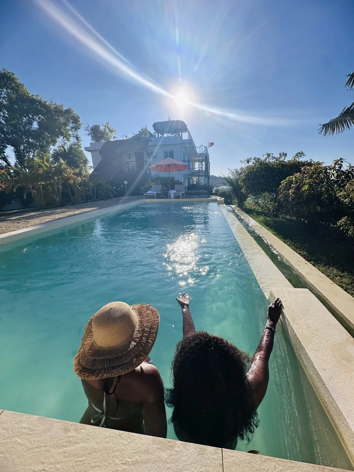 La piscine partagée — baignade à deux face à la résidence