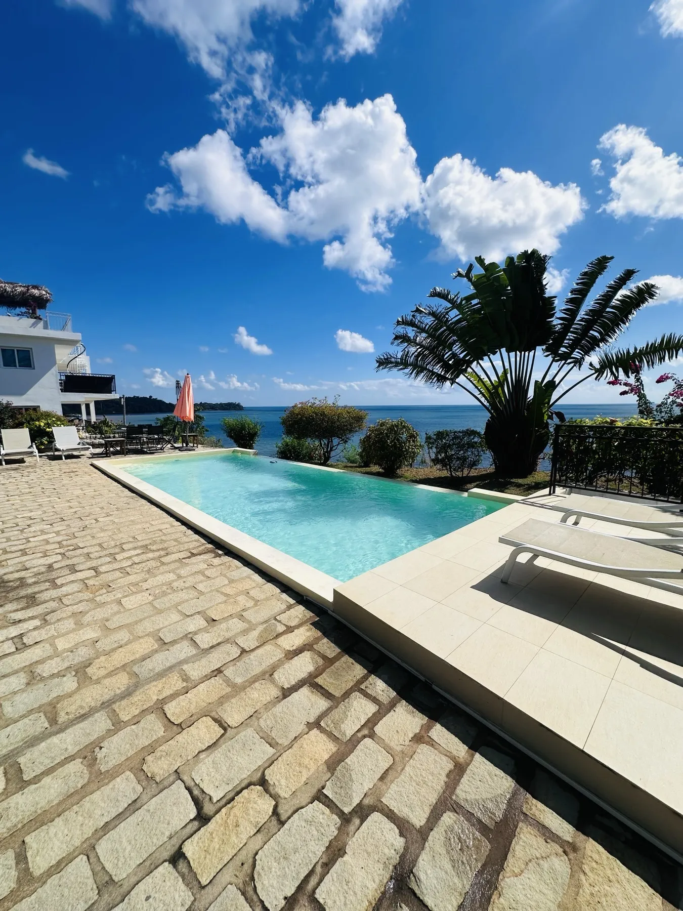 La piscine face au lagon, partagée entre les logements