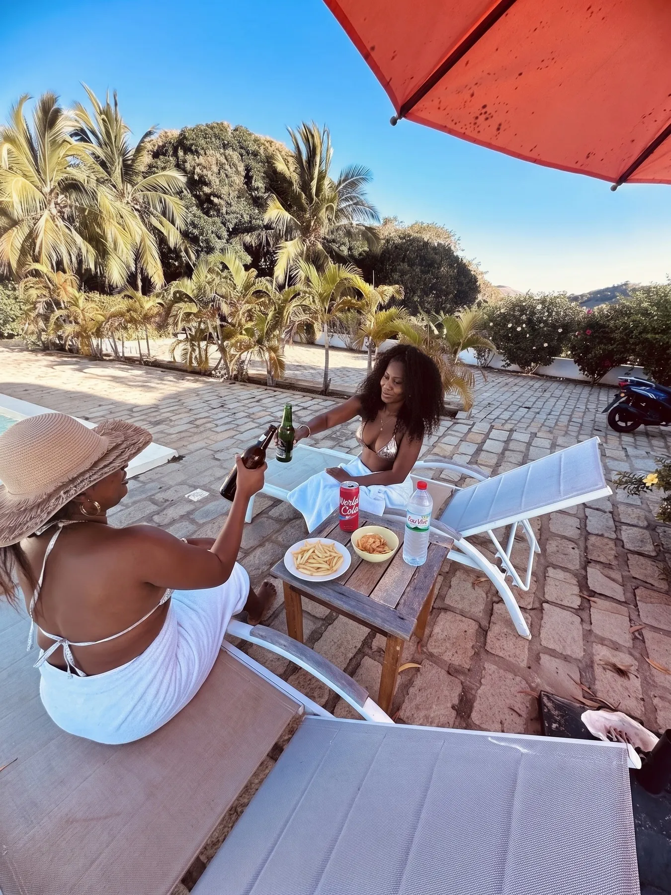 La piscine partagée — apéro sous le parasol, frites et boissons fraîches
