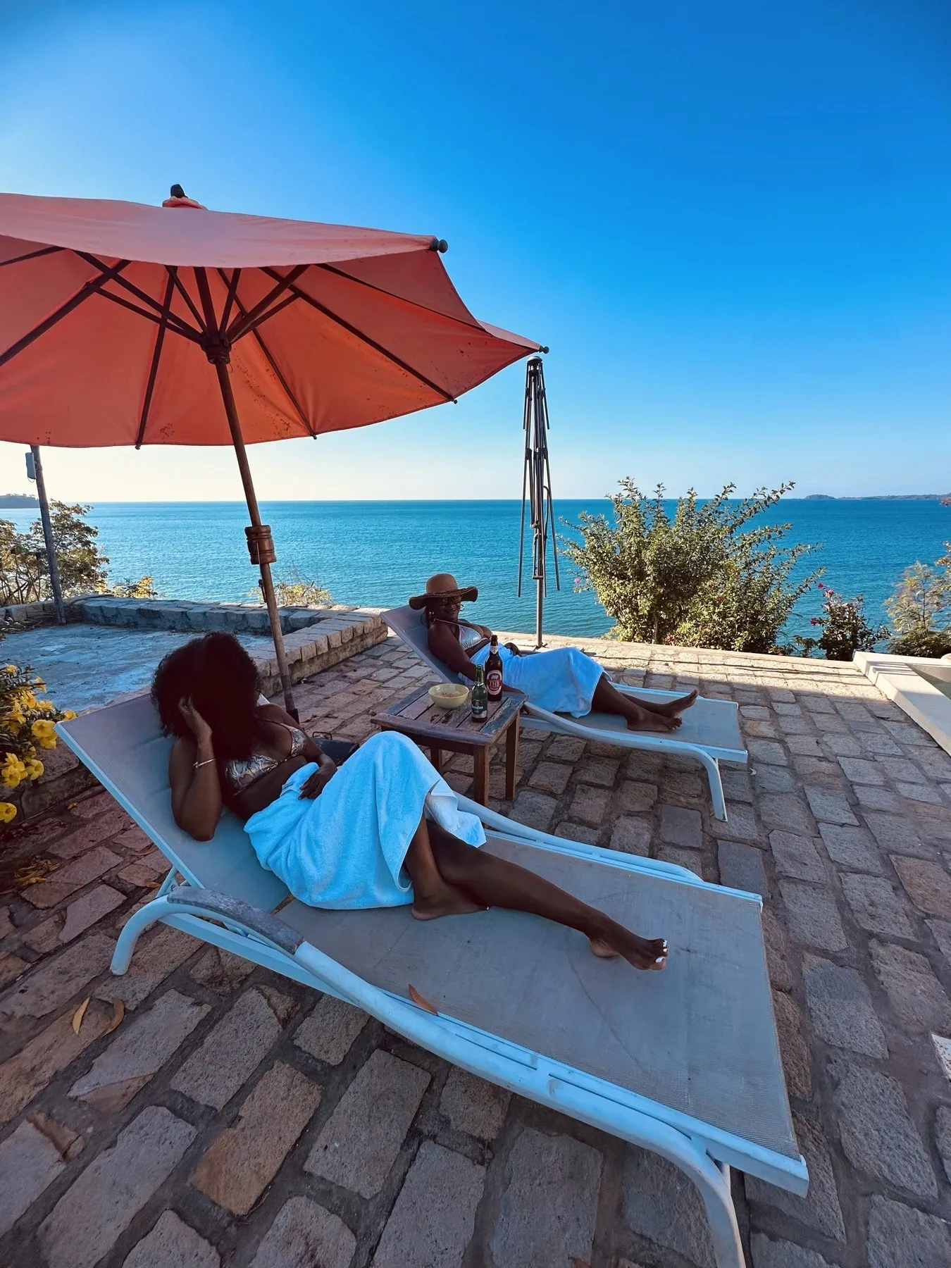 La piscine partagée — les transats face à la mer