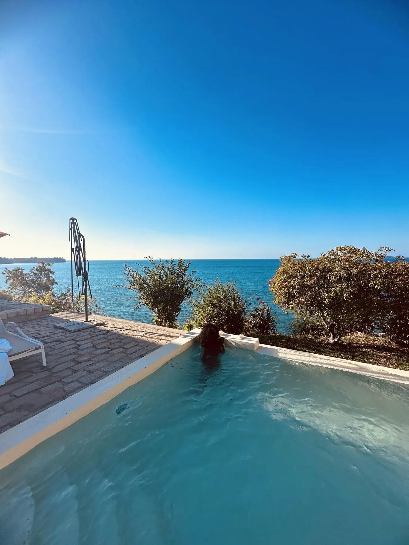 La piscine partagée — le bord de la piscine face au lagon