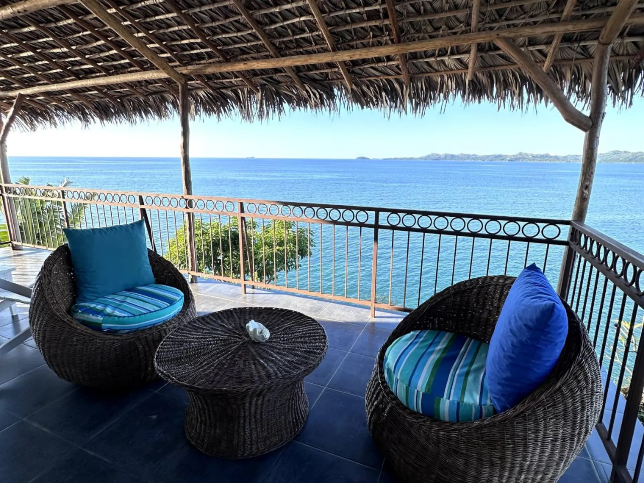 La terrasse couverte et sa vue sur le lagon