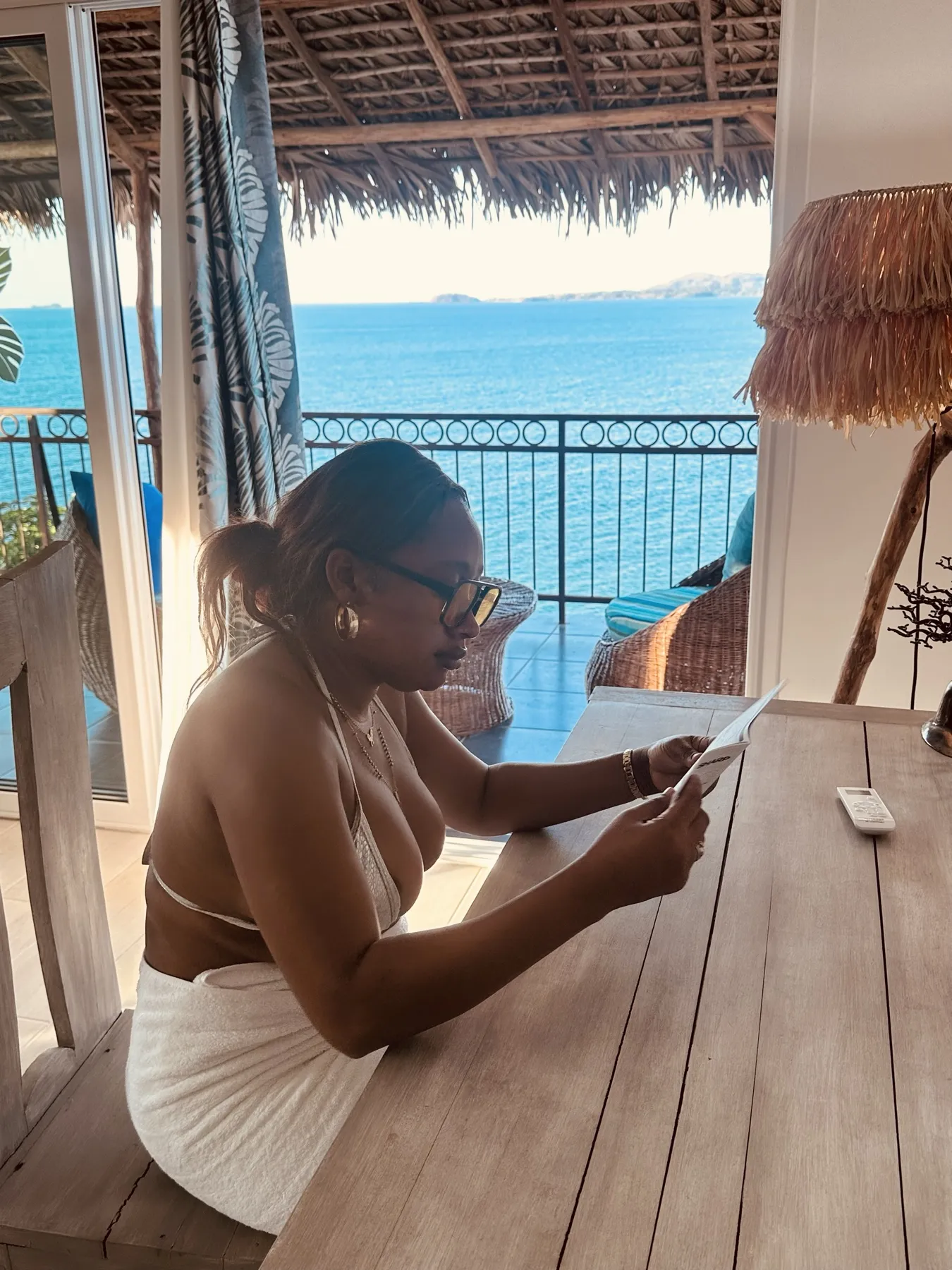 Lune de Miel — au bureau, face au lagon